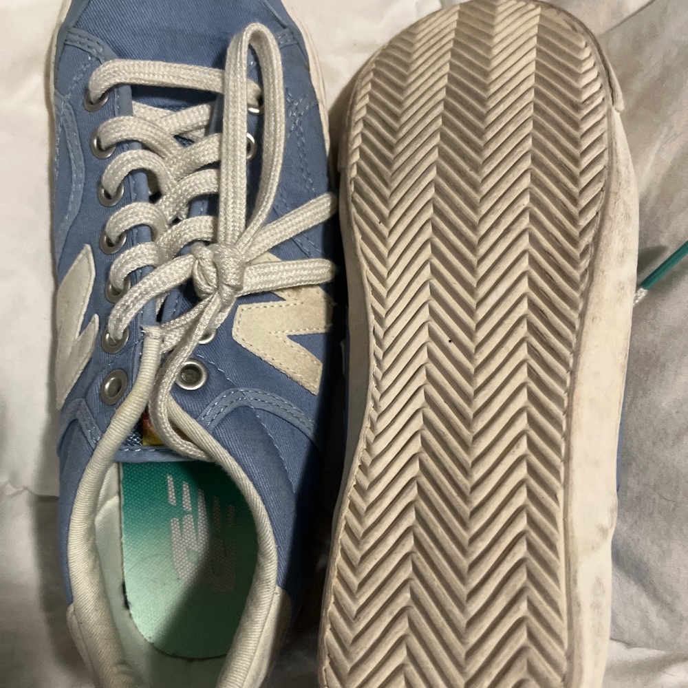 Tennis shoes